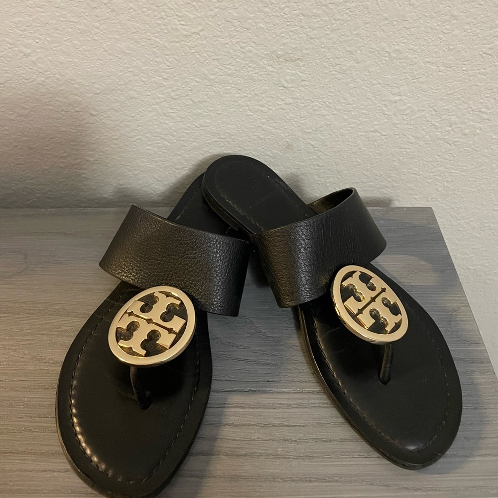Tory Burch Benton Band thong sandal in black calf leather with a gold-tone logo
